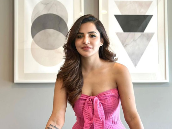 Glamorous Poses Of Ashu Reddy